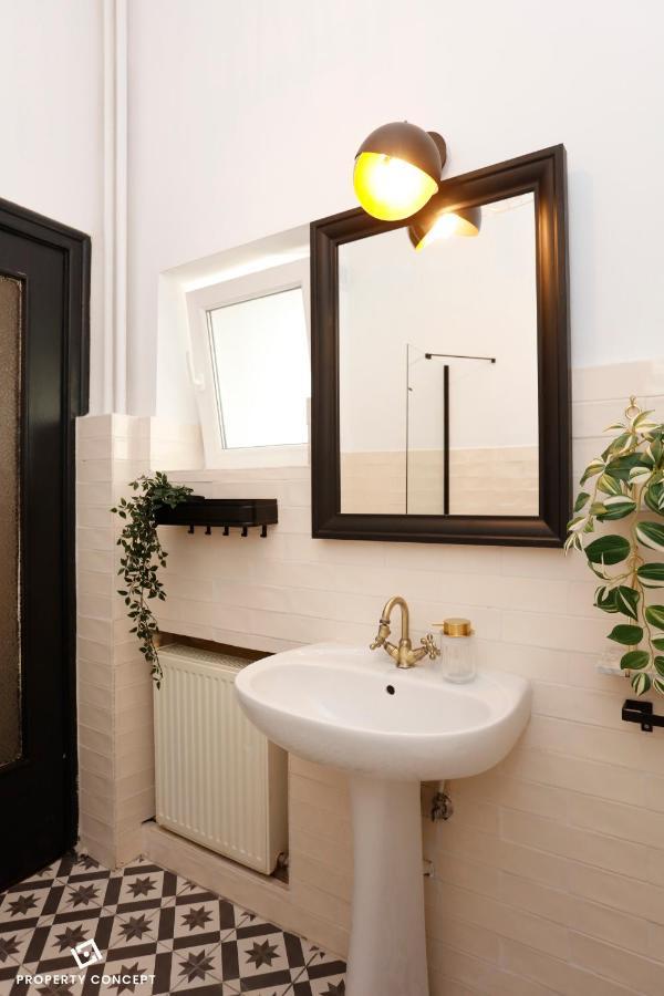 Bohemian Central Concept Studio Bukares Bagian luar foto
