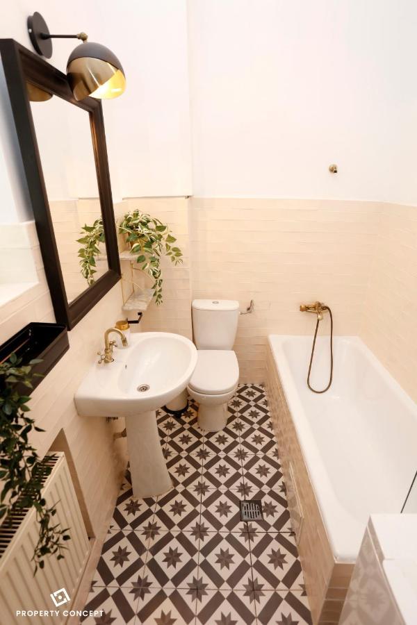 Bohemian Central Concept Studio Bukares Bagian luar foto